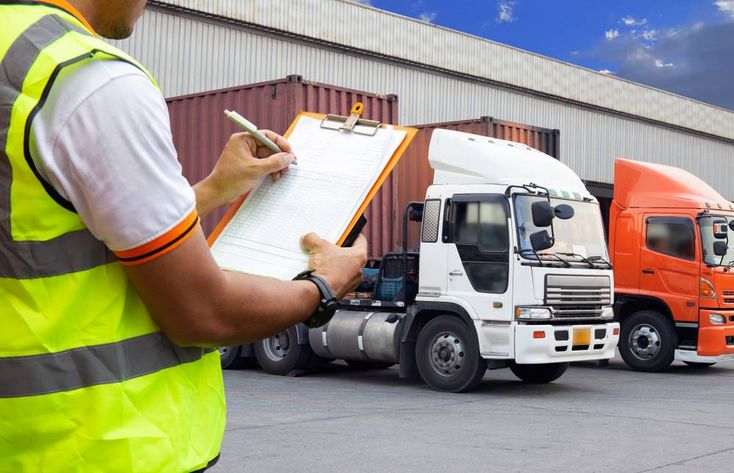 When Should You Use a Freight Forwarder Instead of Direct Carrier Booking?